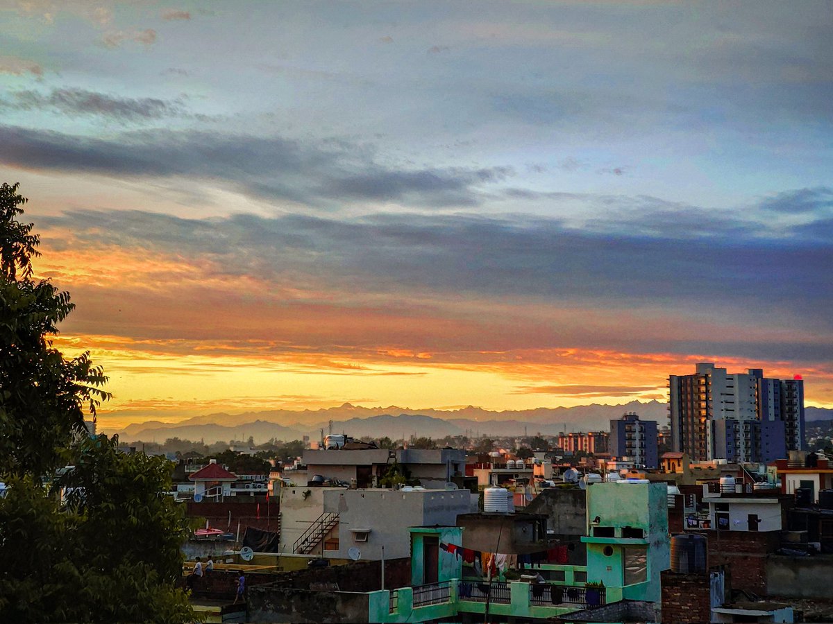 Mowglee56's tweet photo. One fine evening at Jammu. 
clicked at Talab Tillo from phone.
#amazingjammu #beautifuljammu #sunset #trikutahills #lightroom #phoneclick https://t.co/8SIlpahImV