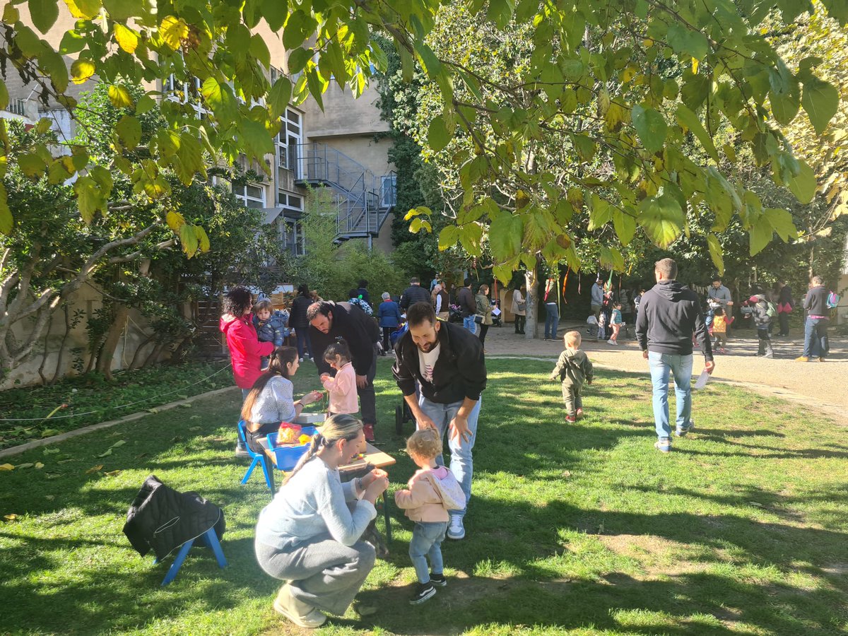 afavedrunavall's tweet photo. Matí d'escola, hem gaudit del solet al @VedrunaVall amb les famílies de la llar i d'infantil. #femvincles #escolafamiliar #intensament https://t.co/gJ9ZrVHJca