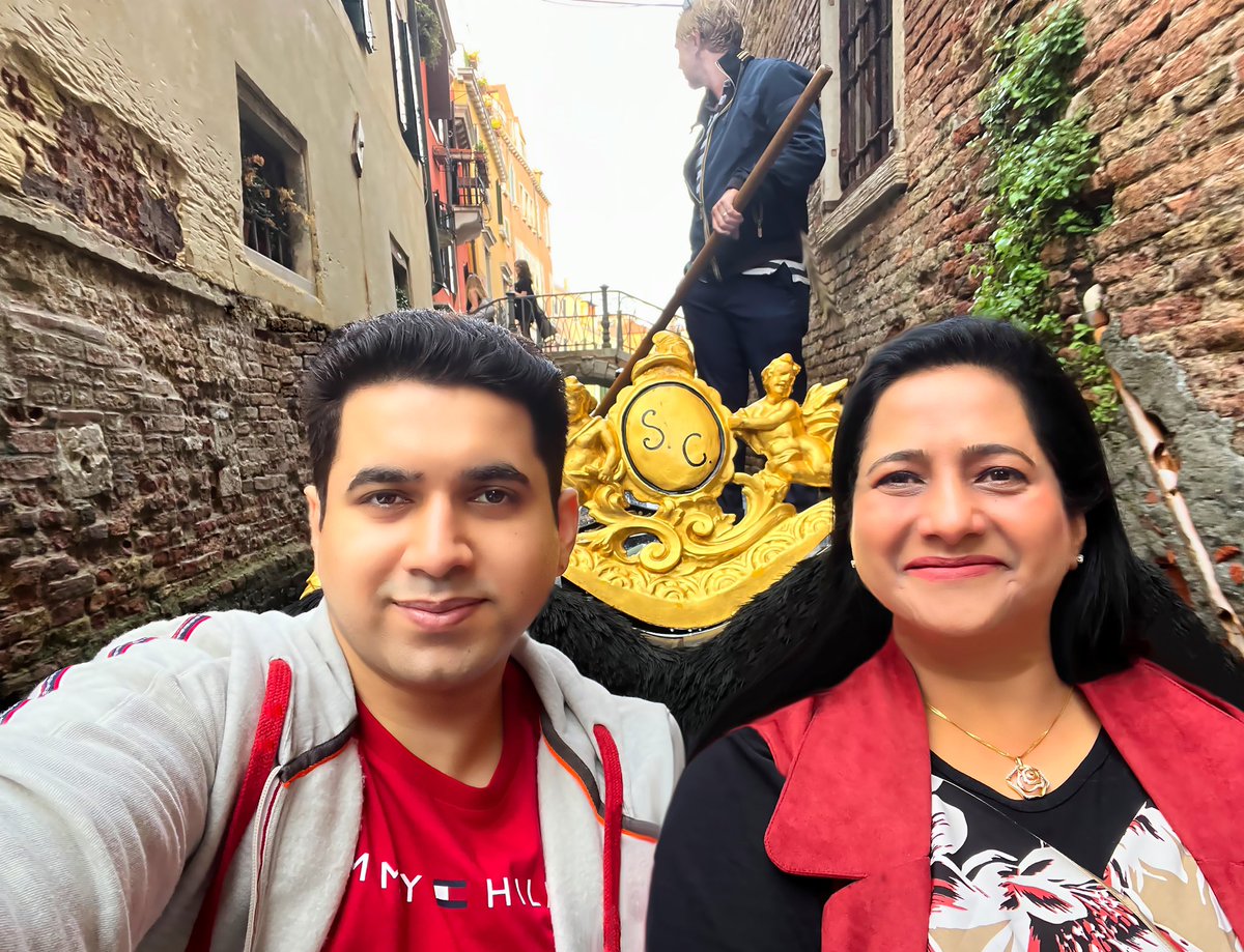 AyaanChawla's tweet photo. 🇮🇹🛶 #Venice #Italy #MomNSon #ExploringWorld #Gondola #GrandCanal #Canal #Clouds #Rain #Boat #Photography #Nature #Travel #Adventure #LiveItalian @Italia @KunjamChawla https://t.co/v72PW3ch08