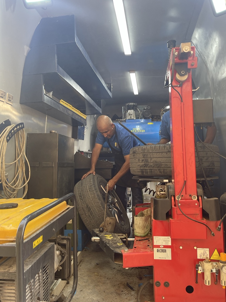 اليوم غيرت اطارات السيارة من ( كفرات بلس ) بصراحه شغلهم احترافي واسعارهم مناسبه ويقدمون خدمات عديدة..

كانت التجربة ممتازة وخدمة العملاء متعاونين جداً ، يستحقون التجربة وبأعتمده 👍🏻

التطبيق
apps.apple.com/app/id15769478…

الموقع
kafaratplus.com