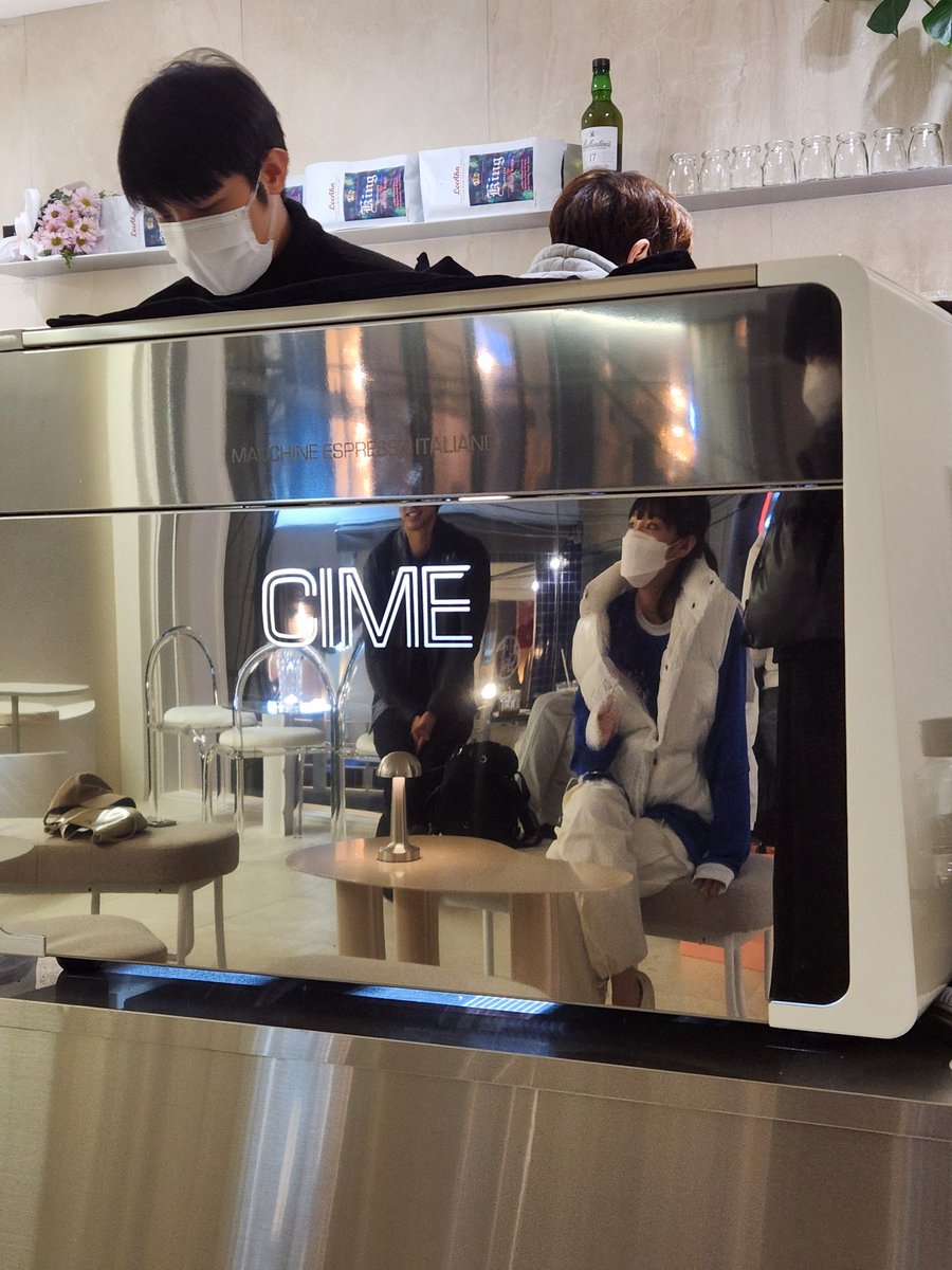 first_iz121's tweet image. 예나 오빠 카페차린곳 방문했나보네