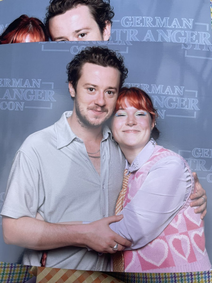 joequinnlat's tweet photo. ๐ธแ Fotos
Joseph Quinn junto a una fan el dรญa de hoy en la #GermanyComicCon https://t.co/m2RcwyPI0K