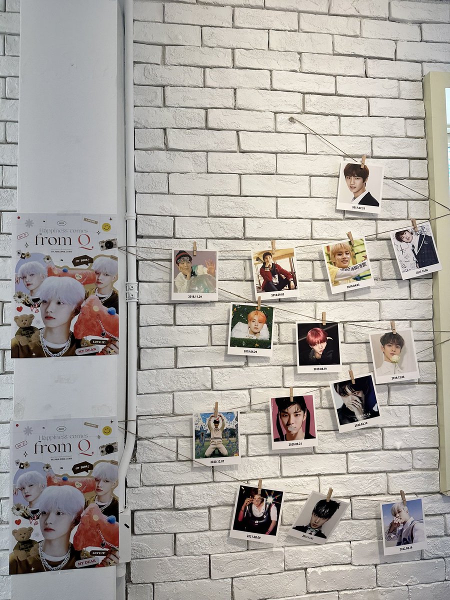 luvujcm's tweet photo. 📍 카페 쌔임쌔임
창민날 미니엘피 받고 싶어서 간 카페!! 미니엘피는 못받았지만 선착 키링 받았어요 🎶 포토존도 많고 창민이 직캠도 나오고 케이크도 너무 예뻐서 사진 엄청 많이 찍었어요!!!!!! 기본 특전인 증명사진 흑발 + 후드티라 케이스 뒤에 넣으니 제법 🤭...
#큐_덕분에_행복을_다시봤당 https://t.co/z2ow6nCTRA
