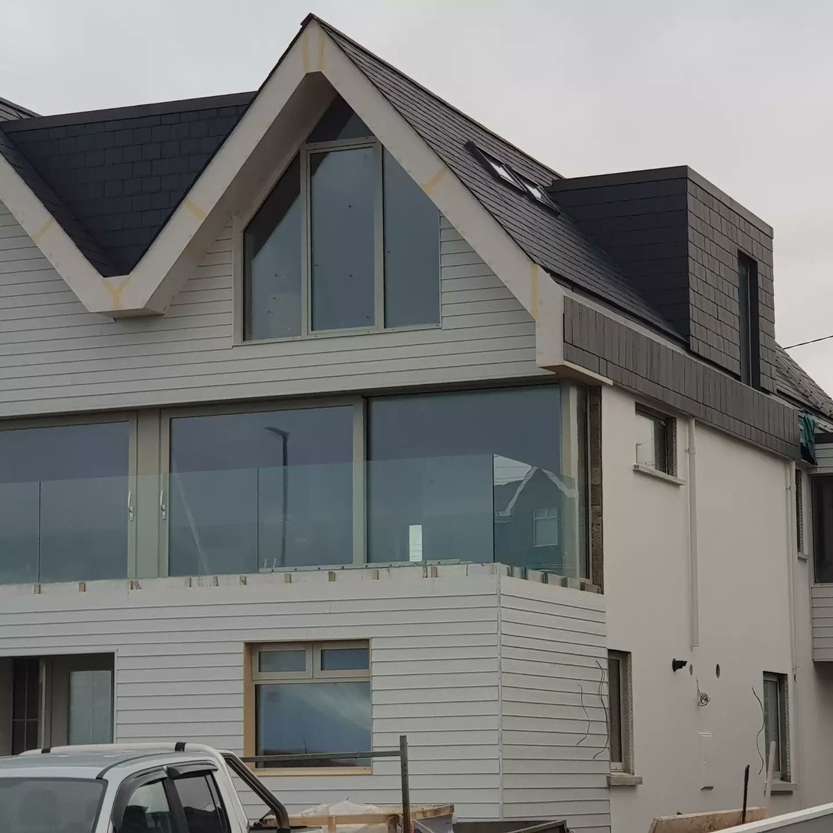JLONGANDSONLTD's tweet image. Portrush road , Portstewart nearing completion with our Samaca 29 , Spanish Slate .
Vertical cladding turned out really well !
#selfbuildireland #northernireland#cladding#slate  #jlongandson #verticalcladding