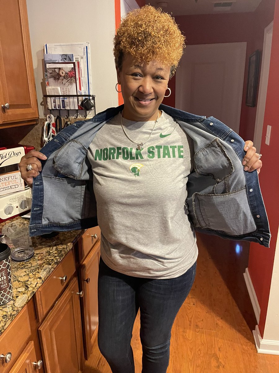 laughtherapist's tweet photo. We are repping The Norfolk State University! #BeholdTheGreenAndGold #HBCUSUNDAY https://t.co/2xh4rL637X