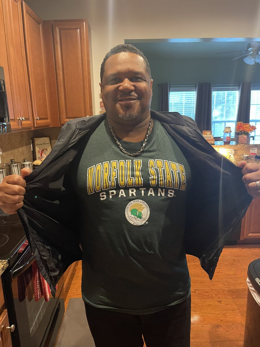 laughtherapist's tweet photo. We are repping The Norfolk State University! #BeholdTheGreenAndGold #HBCUSUNDAY https://t.co/2xh4rL637X