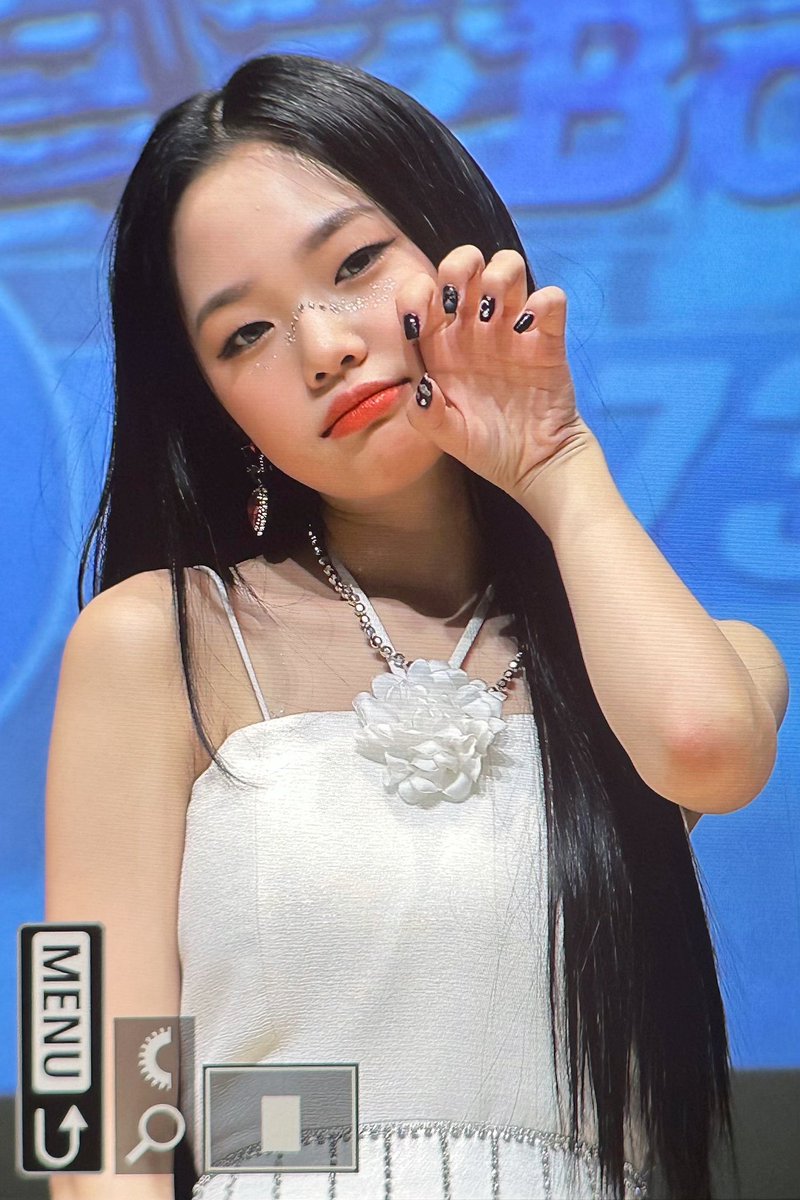 221106 프리뷰
맹수임;;
#CLASSy #클라씨 #박보은 #보은  
#오늘도_귀엽고_예쁜_보은이❤️❤️