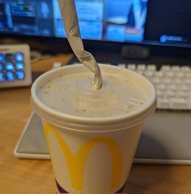マクドナルドさん、これでストローって言い張るの無理がないですか？ （しばらく飲んだあとに、下の方を飲もうと思って差し込んだらこうなった） https://t.co/omApmAncpJ<a href="/tag/%E8%81%96%E8%B9%9F%E6%A1%9C%E3%83%B6%E4%B8%98"class="tags"><span>#聖蹟桜ヶ丘</span></a><a href="/tag/%E3%82%B7%E3%83%A3%E3%83%8B%E3%83%9E%E3%82%B9%E3%83%95%E3%82%A9%E3%83%88"class="tags"><span>#シャニマスフォト</span></a>
