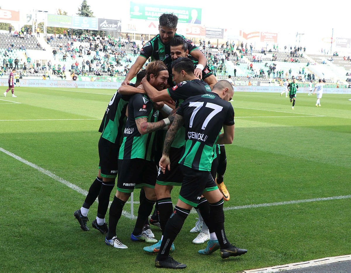 fotomac's tweet photo. 🆚 Spor Toto 1. Lig | Denizlispor 4 - 3 Tuzlaspor

⚽ 5' Ömer (pen.)
⚽ 8' Cisse
⚽ 30' Ömer 
⚽ 35' Bünyamin
⚽ 47' Mustafa 
⚽ 51' Mustafa 
⚽ 80' Adeniyi (pen.)

 ✅ Denizlispor, bu sezonki ilk galibiyetini aldı. https://t.co/s68Lcb7P8a