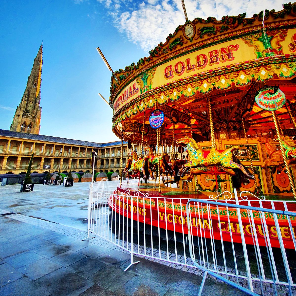 Its all looking rather pretty today down at #thepiecehall ! Why not pop down and start your #christmasshopping ! 🎅🎅🎅 #xmasshopping #thepiecehallhalifax #piecehall #xmasshopping #christmasgifts #xmasgifts
