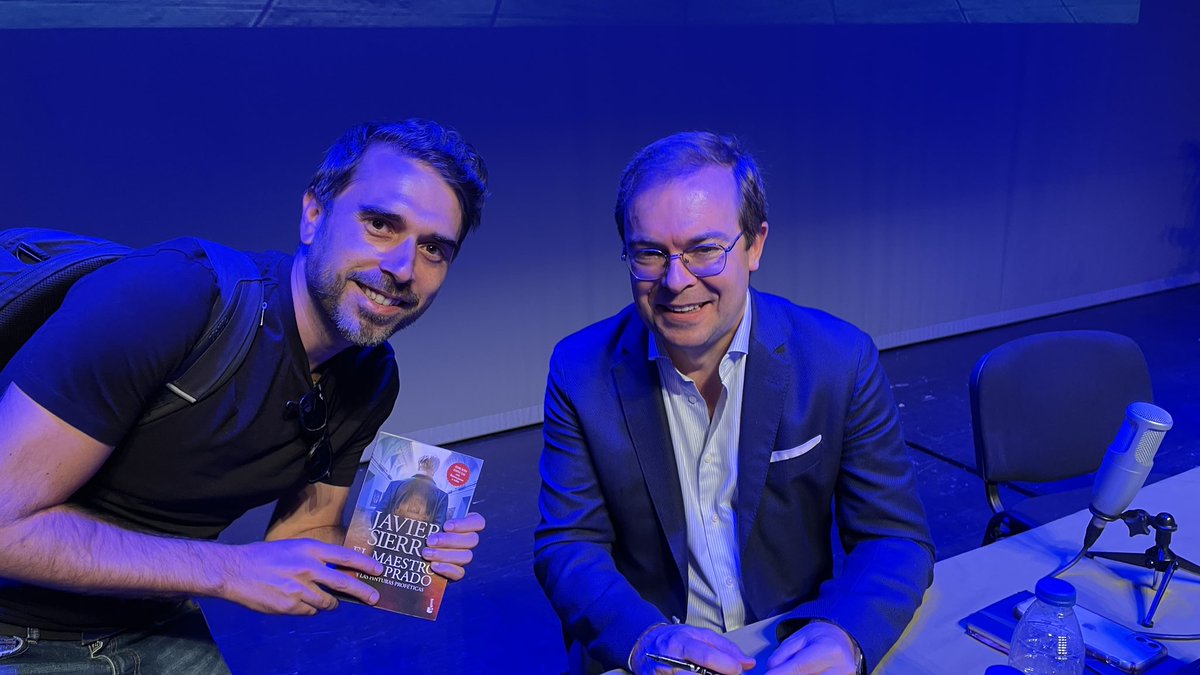 PedroDobon's tweet photo. Desconectando por los #vallespasiegos casualmente coincidimos con @Javier__Sierra que me firmó este gran libro mientras los #ovnis nos iluminaban #enigmasenelteatro #torrelavega #cantabria #museodelprado #elmaestrodelprado #CuartoMilenio #enigmas #museoprado #teatroconchaespina https://t.co/V6aYRtfWuM