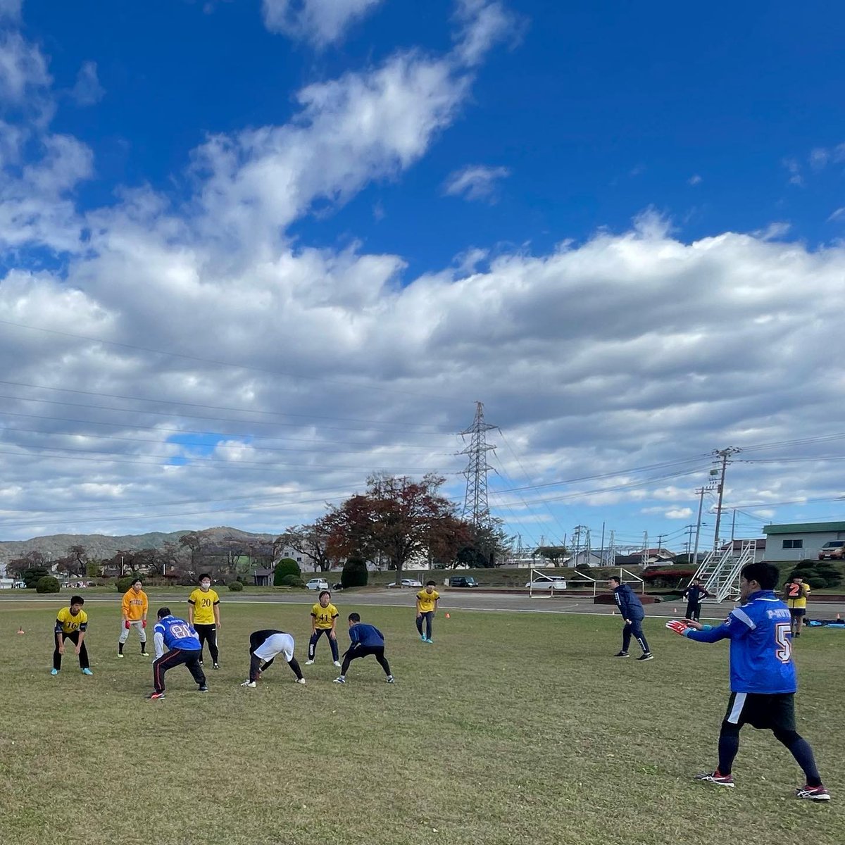 SNDthunders's tweet image. 今日は白石川陸上競技場で
天童ピーナッツさんとタッチフットボールの交流戦でした。
一試合目は普通に試合をしましたが、二試合目は両チームのメンバーをシャッフルして、若手チーム対高齢者？チームで対戦。なん …instagram.com/p/Cknn0P1JSru/