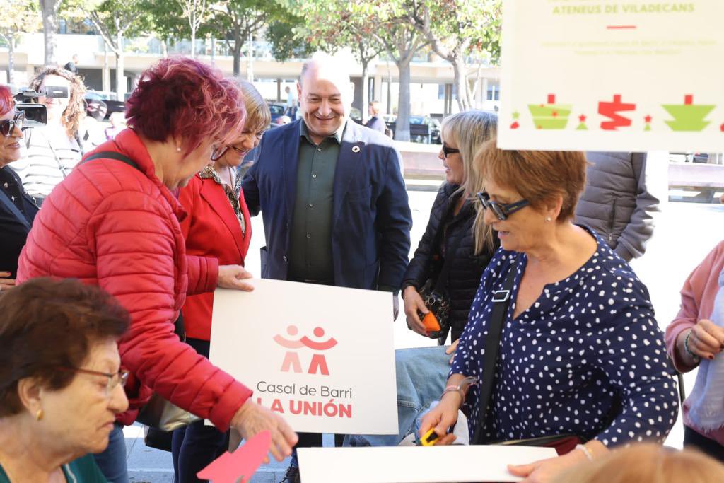 carlosruiztwitt's tweet photo. Avui al parc del Torrent Ballester hem celebrat la jornada Vine al teu Casal! Per donar a conèixer els casals de barri a tota la ciutadania, amb ganes que cada cop els gaudeixin més veïnes i veïns i seguir fent créixer la xarxa ciutadana a Viladecans que ens fa forts com a ciutat https://t.co/NpiJHL4PYs