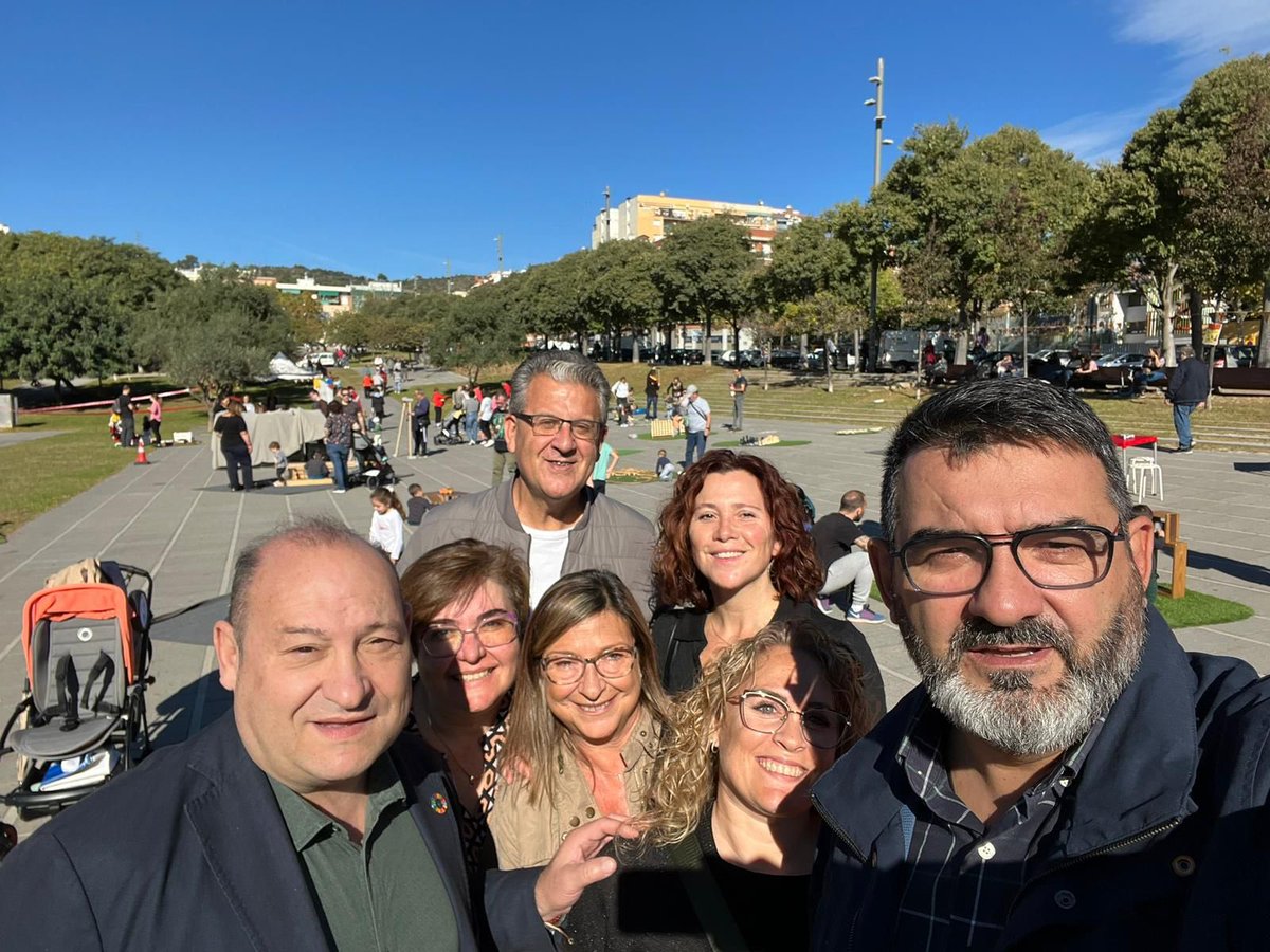carlosruiztwitt's tweet photo. Avui al parc del Torrent Ballester hem celebrat la jornada Vine al teu Casal! Per donar a conèixer els casals de barri a tota la ciutadania, amb ganes que cada cop els gaudeixin més veïnes i veïns i seguir fent créixer la xarxa ciutadana a Viladecans que ens fa forts com a ciutat https://t.co/NpiJHL4PYs