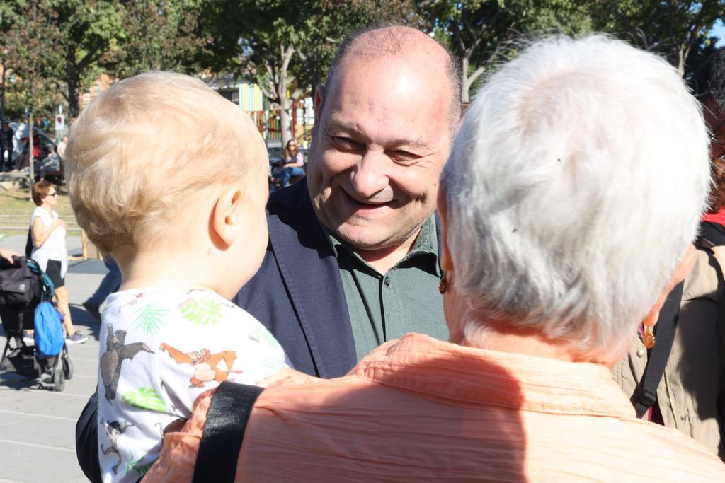 carlosruiztwitt's tweet photo. Avui al parc del Torrent Ballester hem celebrat la jornada Vine al teu Casal! Per donar a conèixer els casals de barri a tota la ciutadania, amb ganes que cada cop els gaudeixin més veïnes i veïns i seguir fent créixer la xarxa ciutadana a Viladecans que ens fa forts com a ciutat https://t.co/NpiJHL4PYs