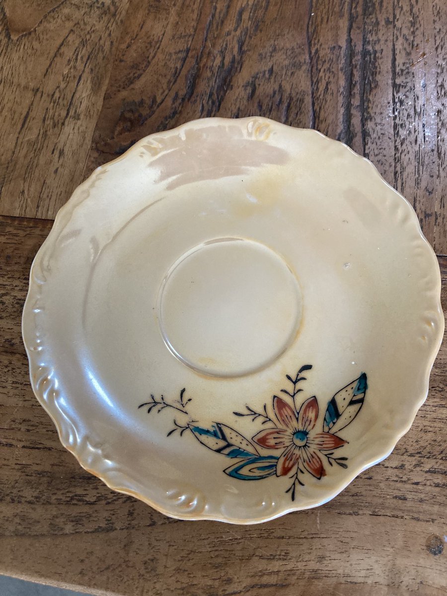 Borkmeister's tweet photo. Tussen kunst en kitsch, merkloos maar wel zo’n 80 jaar oud. Van buiten en binnen enigszins koperkleurig. Onderlaag is wit/grijs en de tekeningen zijn met de hand opgezet. Iemand bekend met model of uitvoering? #diggels #kopenschutteltie https://t.co/OiVmj6JIj4