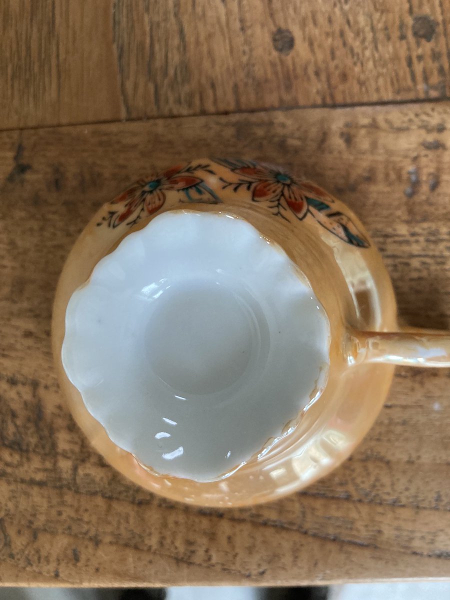 Borkmeister's tweet photo. Tussen kunst en kitsch, merkloos maar wel zo’n 80 jaar oud. Van buiten en binnen enigszins koperkleurig. Onderlaag is wit/grijs en de tekeningen zijn met de hand opgezet. Iemand bekend met model of uitvoering? #diggels #kopenschutteltie https://t.co/OiVmj6JIj4