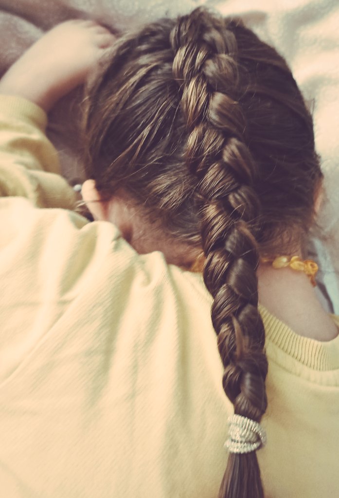 Gül boncuğum 🧿
Saçlarinin sarısını görmeden ömrümün kaç yılı güneş doğdu sanmişim 🖤