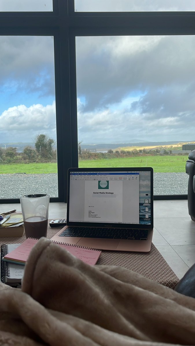 KellyCoppolaSM's tweet photo. A busy morning setting up new clients! Good thing I have this view to distract me! 🙃🙃 https://t.co/FQ9WiyZF2R