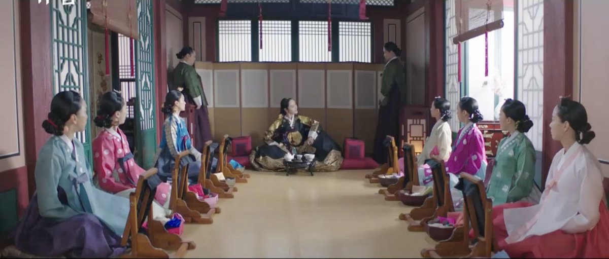 emmmzbaeee's tweet photo. The Queen made me laugh for once! haha 
To keep the concubines doing something she gathered them to embroidered. She's smart and sooo funny! 🤣

#UnderTheQueensUmbrellaEp8
#UnderTheQueensUmbrella https://t.co/JBeKx5bq8B