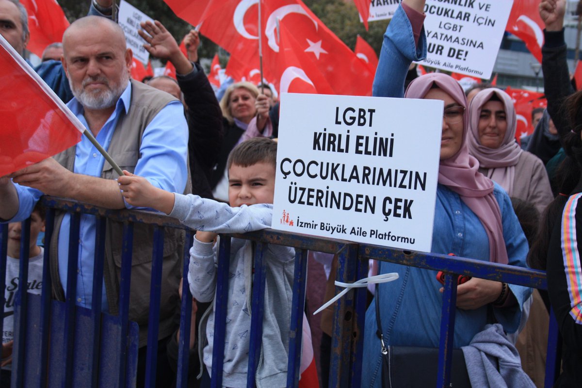 İzmir Büyük Aile Platformunun düzenlediği Büyük aile Buluşması için Konak Meydanı'nda buluştuk.

Türkiye'yi, milletimizi, Türk gençliğini yozlaştırmak isteyenlere meydan okuyarak, al bayraklarımızla LGBT dayatmasına dur dedik.
#LGBTDayatması