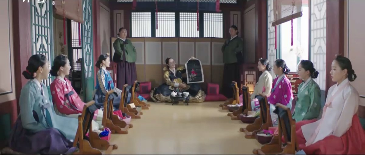 emmmzbaeee's tweet photo. The Queen made me laugh for once! haha 
To keep the concubines doing something she gathered them to embroidered. She's smart and sooo funny! 🤣

#UnderTheQueensUmbrellaEp8
#UnderTheQueensUmbrella https://t.co/JBeKx5bq8B