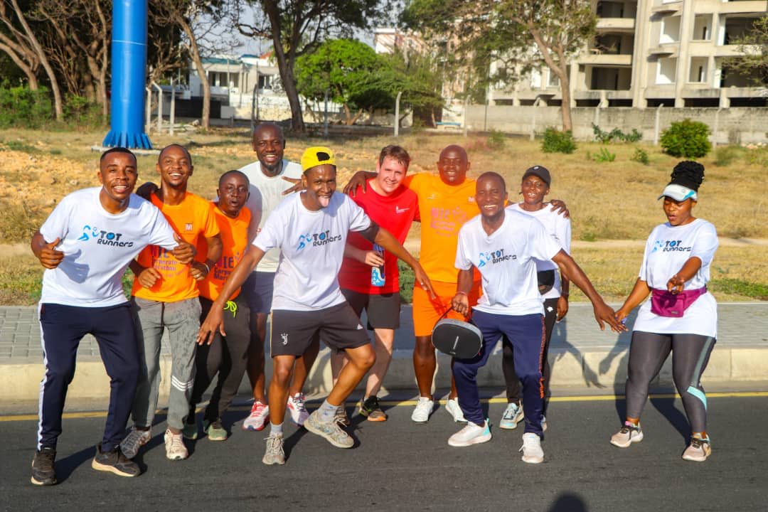 charlesabel24's tweet photo. Ilikuwa ni fursa na furaha ya kipekee kukutana na kukimbia pamoja na brother @franklin_tissa na kundi la @TOTRunners katika mbio za #run4education zilizoandaliwa na Mwananchi Communications Limited https://t.co/HUbmhCGIRT