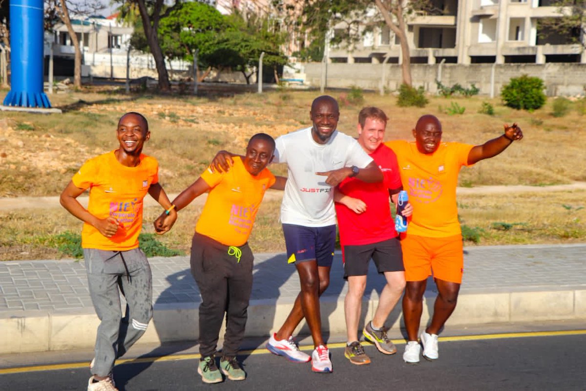 charlesabel24's tweet photo. Ilikuwa ni fursa na furaha ya kipekee kukutana na kukimbia pamoja na brother @franklin_tissa na kundi la @TOTRunners katika mbio za #run4education zilizoandaliwa na Mwananchi Communications Limited https://t.co/HUbmhCGIRT