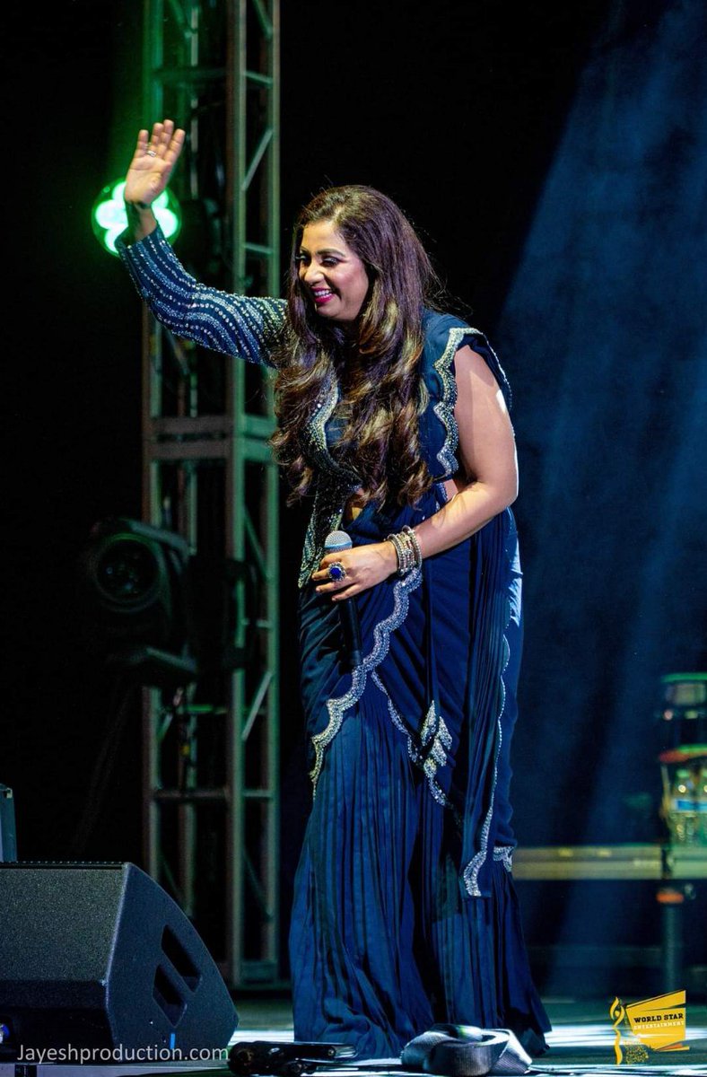 Sush36068856's tweet photo. Her swag😎💥🔥
.
@shreyaghoshal
.
#20YearsOfSG #NewJersey #ShreyaGhoshalliveinnewJersey #Teamshreya #newclicks https://t.co/6Nw8uTOzDb