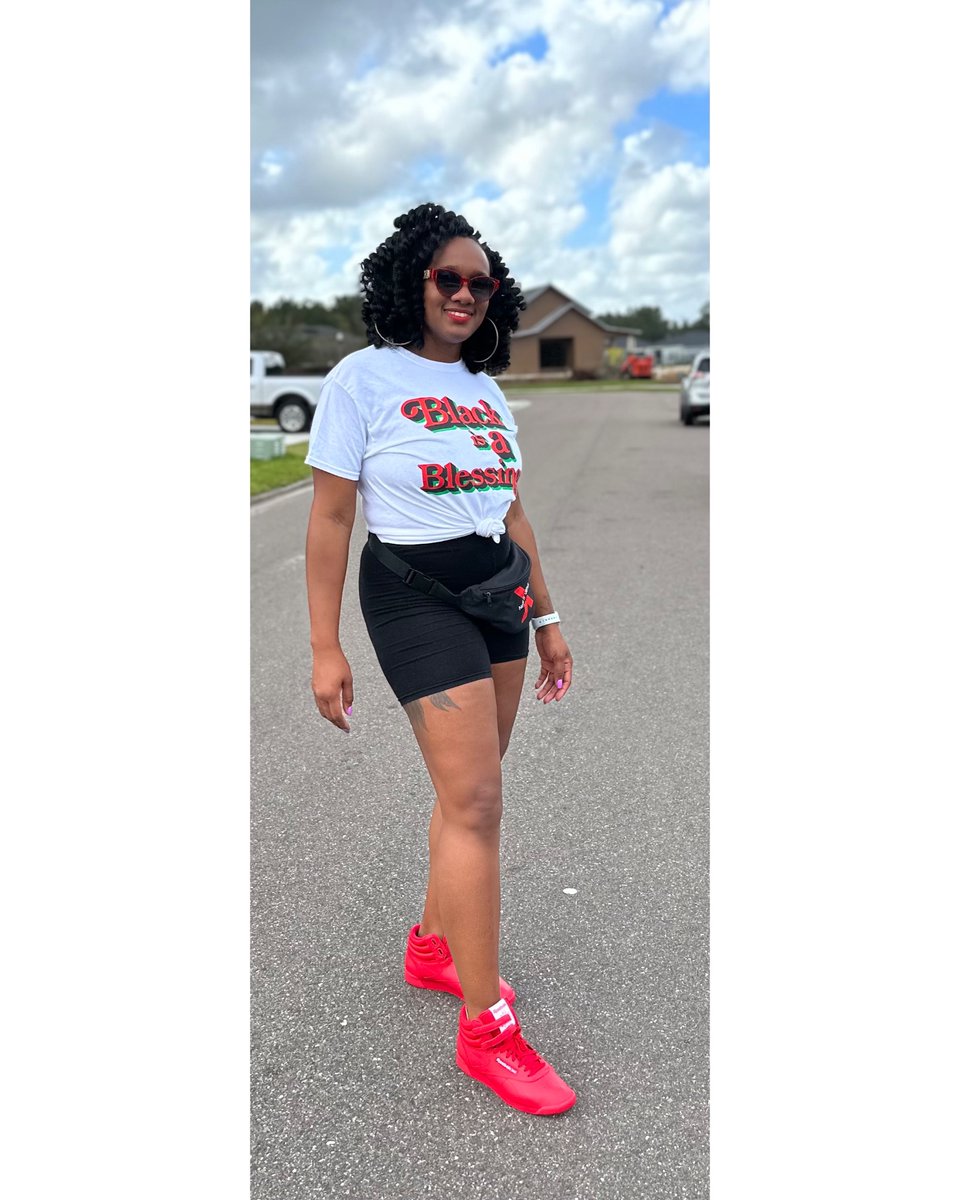 TiffBromfield's tweet photo. Bless.
PS. This style of Reebok was my favorite in Jr High.
#HOCOSZN #WHOE #FloREDa #mysecondhome https://t.co/6xircD9TL7