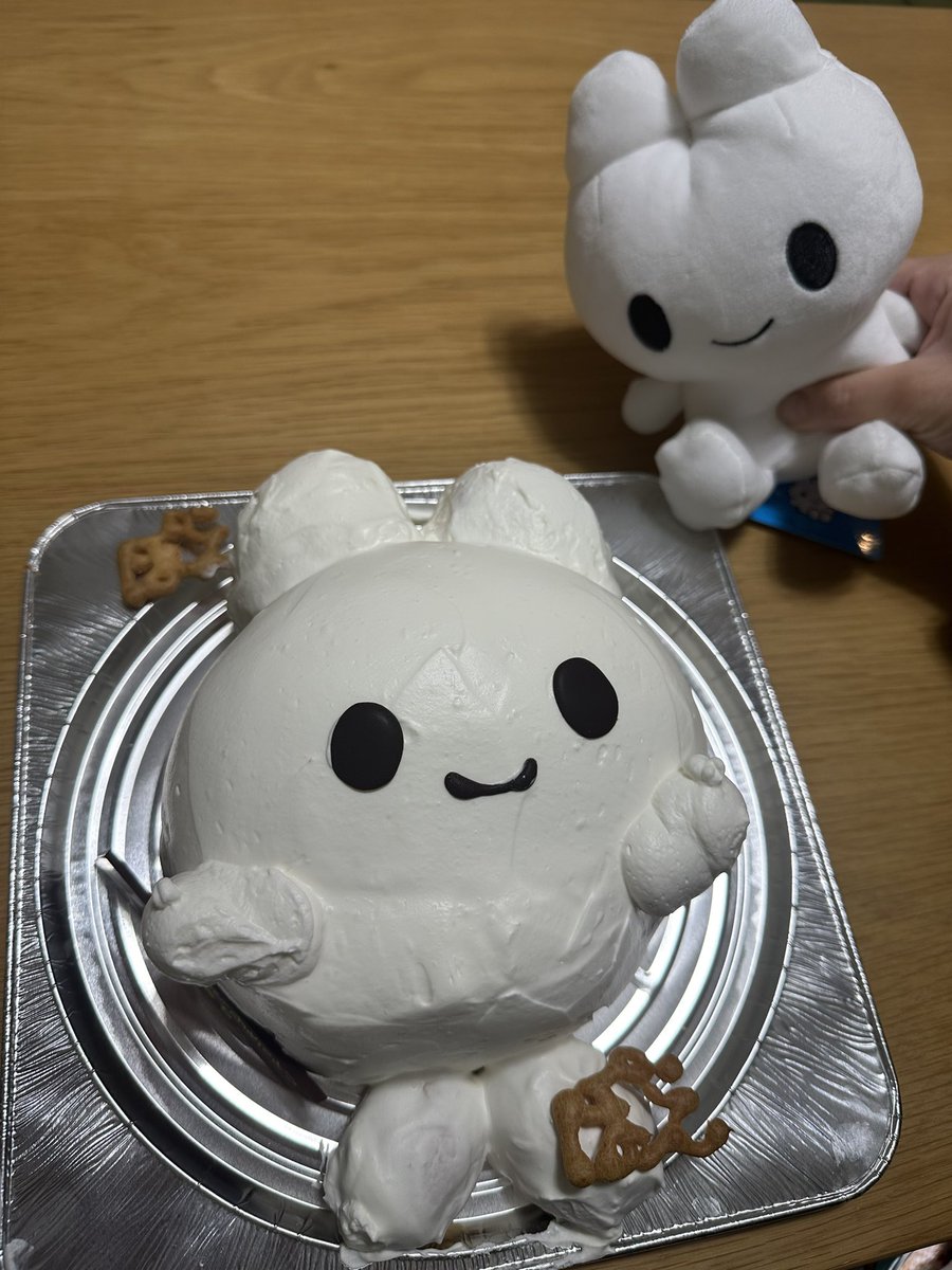 oic_brown's tweet photo. @mihorinxza3 今日誕生日だったからやさうさちゃんのケーキもらったよー！中はいちごだったよー！ https://t.co/sxVDOGZGOh