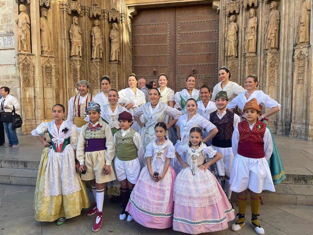 JCF_Valencia's tweet image. 🩰🎺 La plaça de la Mare de Déu s’ompli en este diumenge assolellat amb una nova sessió dels #BallsAlCarrer. 🎊

Amb els grups de dansa de les comissions:

🔸 @FallaGayano
🔸 @Falla_161 
🔸 @FallaAMarch 
🔸 @FallaCiscar
🔸 Trinitat-Alboraia
🔸 @fallamicaela

#CulturaJCF #Falles23