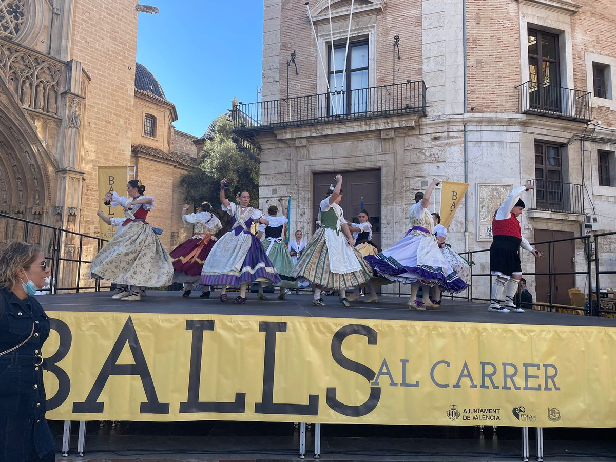 JCF_Valencia's tweet image. 🩰🎺 La plaça de la Mare de Déu s’ompli en este diumenge assolellat amb una nova sessió dels #BallsAlCarrer. 🎊

Amb els grups de dansa de les comissions:

🔸 @FallaGayano
🔸 @Falla_161 
🔸 @FallaAMarch 
🔸 @FallaCiscar
🔸 Trinitat-Alboraia
🔸 @fallamicaela

#CulturaJCF #Falles23
