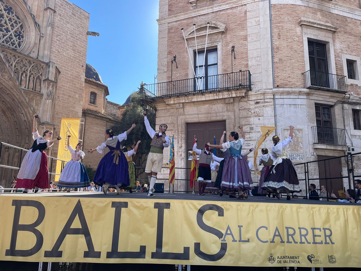 JCF_Valencia's tweet image. 🩰🎺 La plaça de la Mare de Déu s’ompli en este diumenge assolellat amb una nova sessió dels #BallsAlCarrer. 🎊

Amb els grups de dansa de les comissions:

🔸 @FallaGayano
🔸 @Falla_161 
🔸 @FallaAMarch 
🔸 @FallaCiscar
🔸 Trinitat-Alboraia
🔸 @fallamicaela

#CulturaJCF #Falles23
