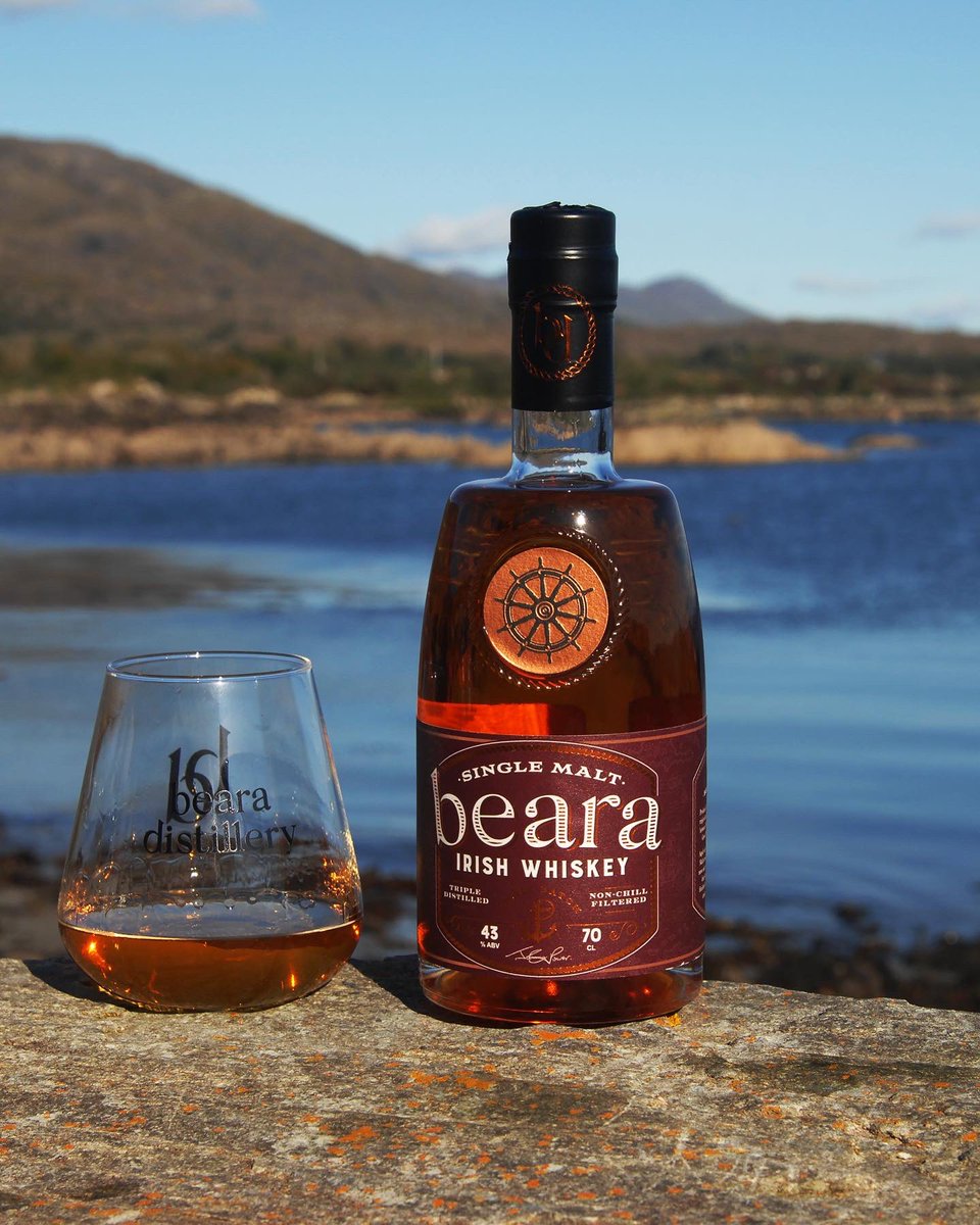 We hate to mention the ✨C✨ word but Christmas is just around the corner🤩 Why not consider a bottle of our finest #bearawhiskey as a gift for that someone special in your life🥃🎄