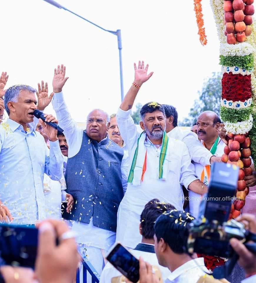 ಇತಿಹಾಸ ತಿರುಗಿ ನೋಡುತ್ತಿದೆ ಕನ್ನಡ ನಾಡನ್ನು!
ಎಐಸಿಸಿ ಅಧ್ಯಕ್ಷರಾದ ನಂತರ ಮೊದಲ ಬಾರಿಗೆ ರಾಜ್ಯಕ್ಕೆ ಆಗಮಿಸಿದ ಶ್ರೀ Mallikarjun Kharge  ಅವರನ್ನು ಬೆಂಗಳೂರಿನ ದೇವನಹಳ್ಳಿ ರಸ್ತೆಯಲ್ಲಿರುವ ಟೋಲ್‌ಗೇಟ್‌ನಲ್ಲಿ  ಕೆಪಿಸಿಸಿ ಅಧ್ಯಕ್ಷರಾದ ಸನ್ಮಾನ್ಯ ಶ್ರೀ DK Shivakumar ರವರು ಆತ್ಮೀಯವಾಗಿ ಸ್ವಾಗತಿಸಿದರು.