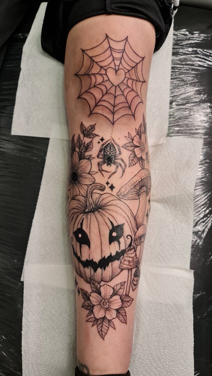 kitwtattoo's tweet photo. Hi I'm Kit! I'm a 2nd year Welsh tattoo artist. I love nature, monster girls, dinosaurs and black ink 🖤 https://t.co/rYXpKCi5Zm