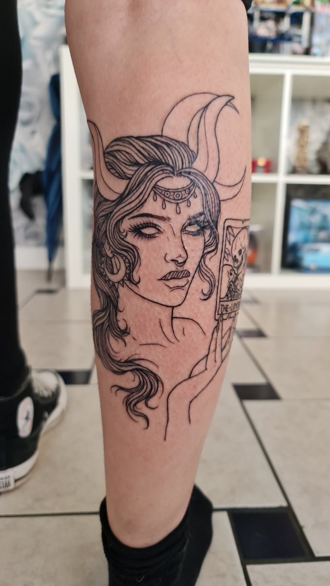 kitwtattoo's tweet photo. Hi I'm Kit! I'm a 2nd year Welsh tattoo artist. I love nature, monster girls, dinosaurs and black ink 🖤 https://t.co/rYXpKCi5Zm
