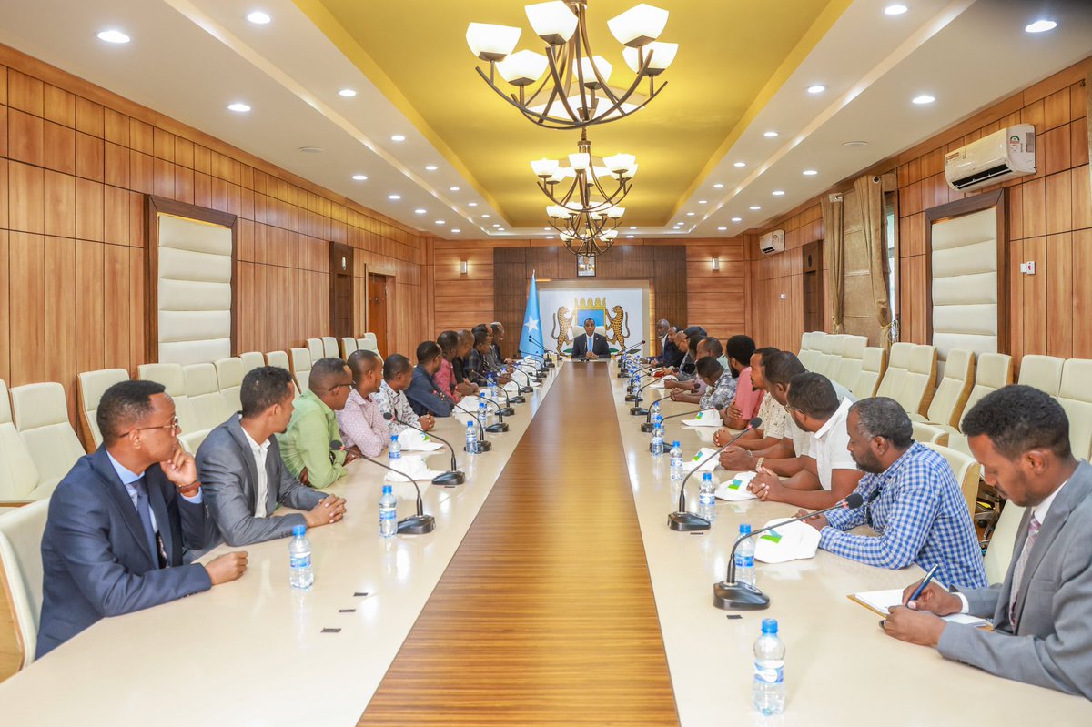HamzaAbdiBarre's tweet photo. Maanta waxaan la kulmay Dhaqaatiir ka socday dalka aan walaalaha nahay ee Jabuuti oo Muqdisho u yimid gurmadka loo fidinayo dhaawacyada weerarkii Khawaarijta. Waxaan uga mahadceliyey dhaqaatiirta, dowladda &amp; guud ahaan shacabka Jamhuuriyadda Jabuuti taageeradooda hagar la'aaneed. https://t.co/BQTHdTrhRg