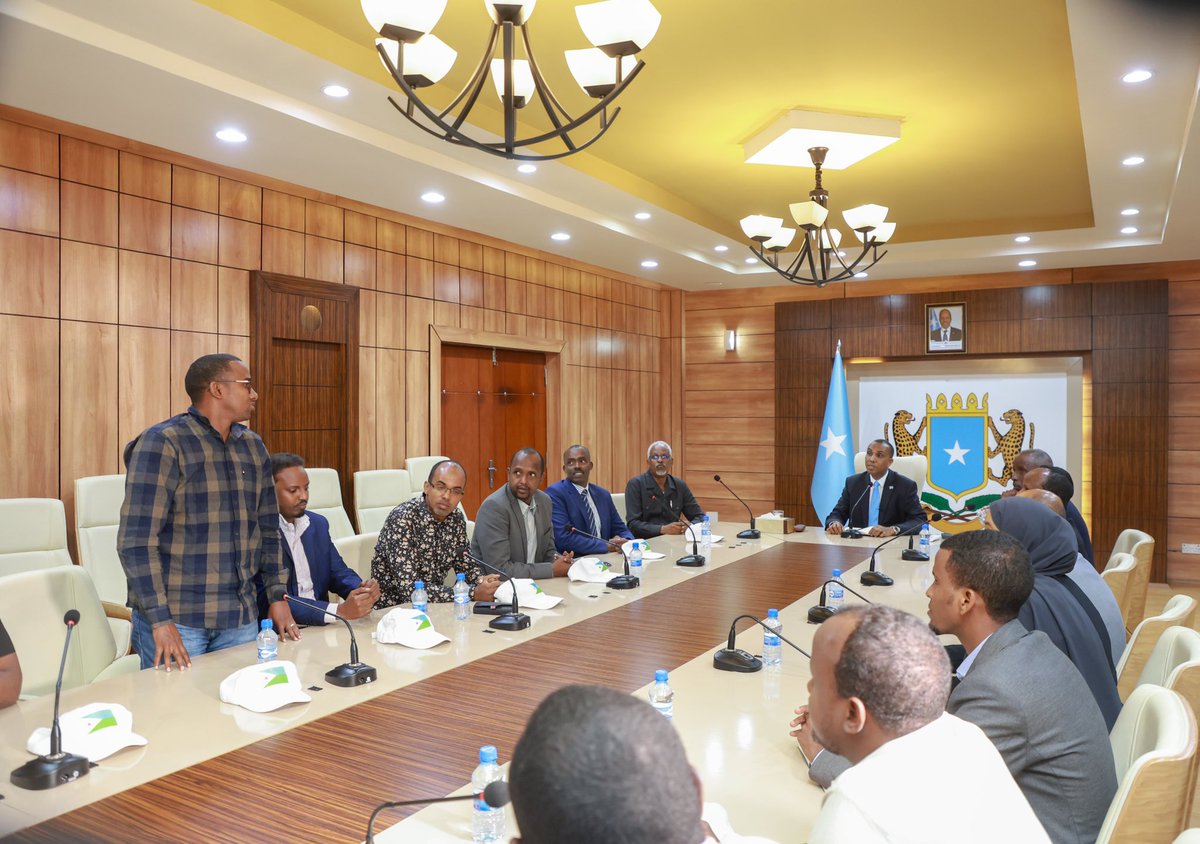 HamzaAbdiBarre's tweet photo. Maanta waxaan la kulmay Dhaqaatiir ka socday dalka aan walaalaha nahay ee Jabuuti oo Muqdisho u yimid gurmadka loo fidinayo dhaawacyada weerarkii Khawaarijta. Waxaan uga mahadceliyey dhaqaatiirta, dowladda &amp; guud ahaan shacabka Jamhuuriyadda Jabuuti taageeradooda hagar la'aaneed. https://t.co/BQTHdTrhRg