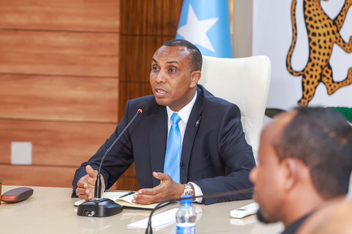 HamzaAbdiBarre's tweet photo. Maanta waxaan la kulmay Dhaqaatiir ka socday dalka aan walaalaha nahay ee Jabuuti oo Muqdisho u yimid gurmadka loo fidinayo dhaawacyada weerarkii Khawaarijta. Waxaan uga mahadceliyey dhaqaatiirta, dowladda &amp; guud ahaan shacabka Jamhuuriyadda Jabuuti taageeradooda hagar la'aaneed. https://t.co/BQTHdTrhRg