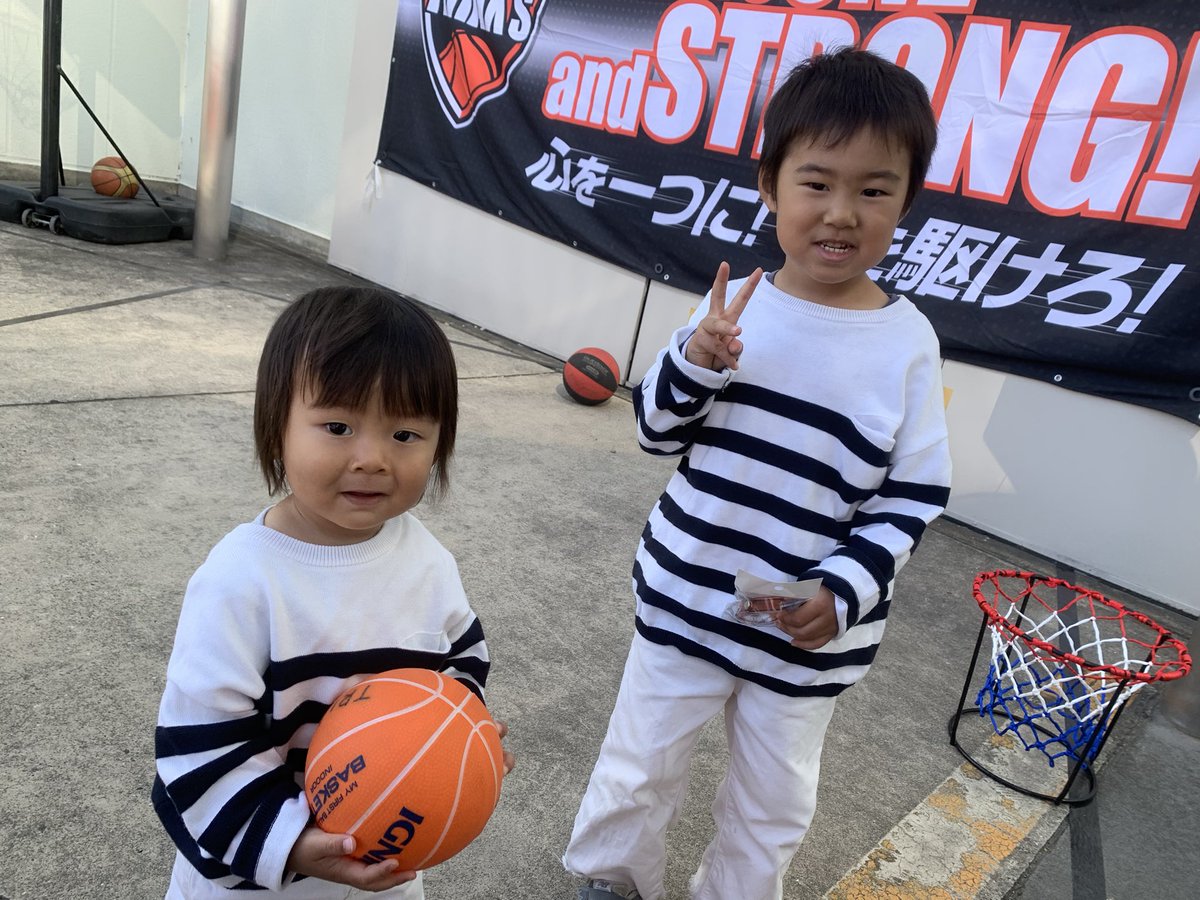 trians_wakayama's tweet photo. 🚙Nets TOYOTA FES🚗
#和歌山トライアンズ
2日間のイベントが無事に終了👏🏀
選手・スタッフ共々和歌山の子ども達と楽しくたくさんの笑顔が見れて有意義な時間を過ごせました♪
ありがとうございました🙇♂️
#NETS #TOYOTA #FES
#slackrail #madrock #triansacademy https://t.co/ah45VkAlAR