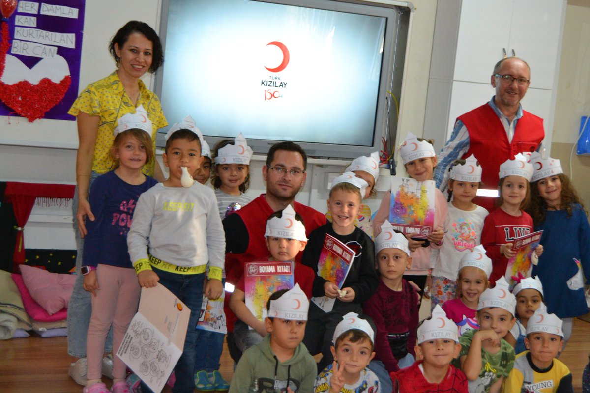 Bergama Kızılay Şubesi Başkanı İsmail Atıcı Hocamız ve Kızılay Görevlisi Samet Aldemir Bey 1-4 Kasım Kızılay Haftası etkinlikleri kapsamında Anasınıfı/C'yi ziyaret ederek Kızılay hakkında bilgi verdiler.