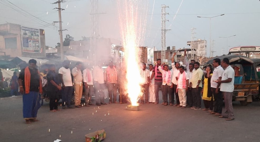 BagathNomula's tweet image. హాలియా పట్టణం లో మునుగోడు ఉపఎన్నికల ఫలితాల విజయోత్సవ సంబరాల్లు చేసుకున్న పార్టీ శ్రేణులు.

#MunugodeWithTRS