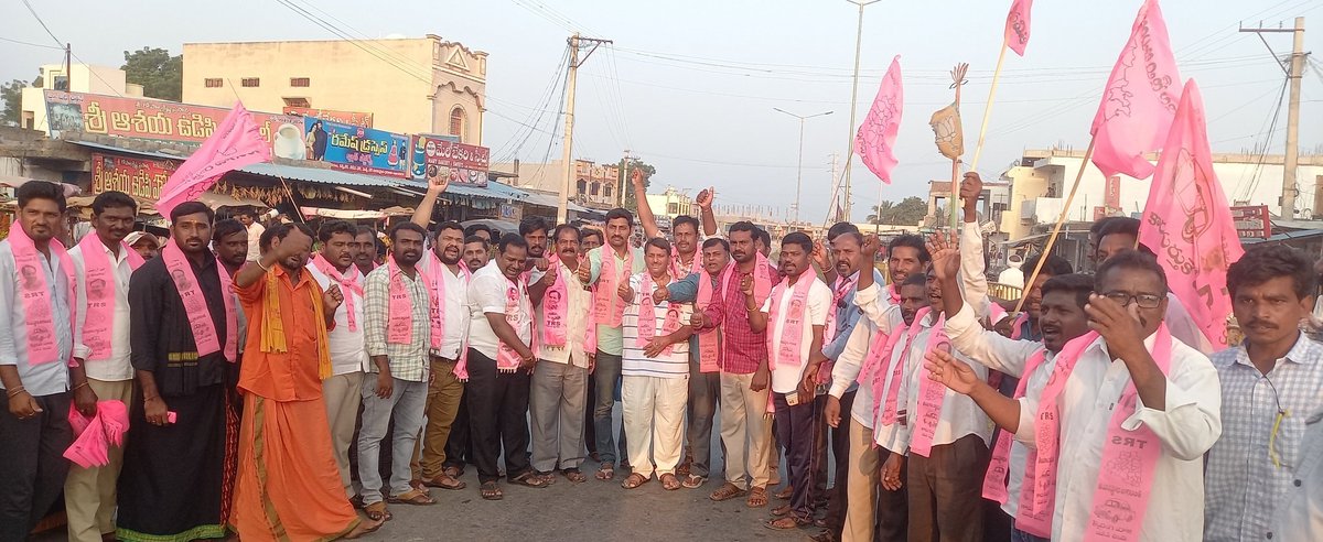 BagathNomula's tweet image. హాలియా పట్టణం లో మునుగోడు ఉపఎన్నికల ఫలితాల విజయోత్సవ సంబరాల్లు చేసుకున్న పార్టీ శ్రేణులు.

#MunugodeWithTRS