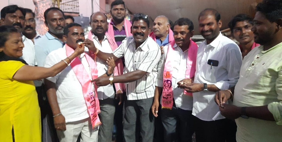 BagathNomula's tweet image. హాలియా పట్టణం లో మునుగోడు ఉపఎన్నికల ఫలితాల విజయోత్సవ సంబరాల్లు చేసుకున్న పార్టీ శ్రేణులు.

#MunugodeWithTRS