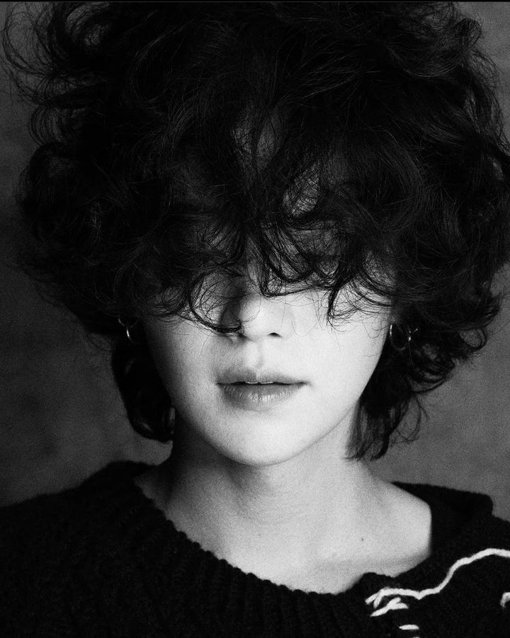 Moon: mi amor, mira lo que me compré

Amar: es una rizadora, pero...para qué?

Moon:pues para rizar

Amar: pero tienes el cabello corto

Moon: quien dijo que era para mí?

...