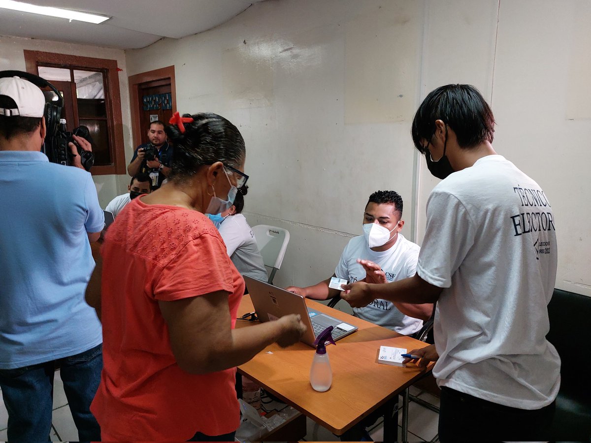 noelia_arauz's tweet photo. Listos para participar en las elecciones municipales 2022

✅️Pobladores ejercen su derecho al voto en el ministerio del trabajo de Managua 

#UnidosEnVictorias 
#Nicaragua 
#EleccionesSoberanas2022 https://t.co/3CTnDpoND9