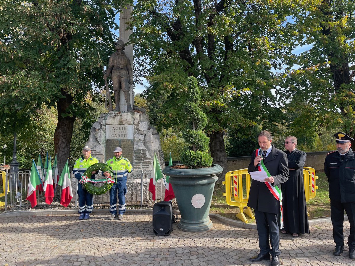 ⭐️ L'#AmministrazioneComunale ovviamente presente alla commemorazione del IV Novembre, 104º anniversario della fine della 1ª Guerra Mondiale e giornata delle #ForzeArmate.

#Agliè #Italia