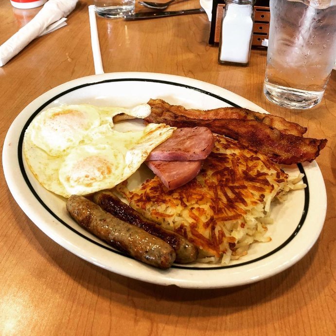 A good day starts with breakfast😋😋😋